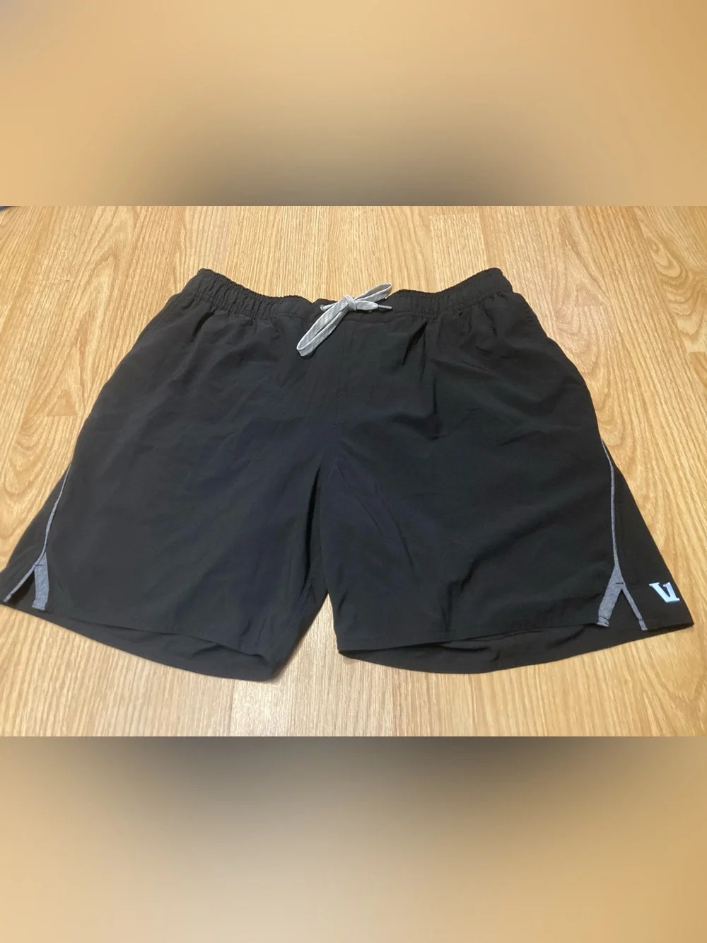 Vuori Men's XL black Trail Shorts